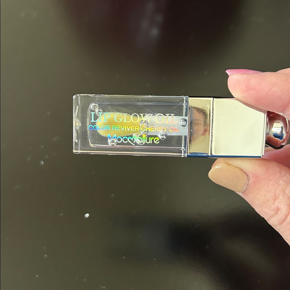 Moc Allure Clear Lip Gloss with Silver Cap - Picture 3 of 11